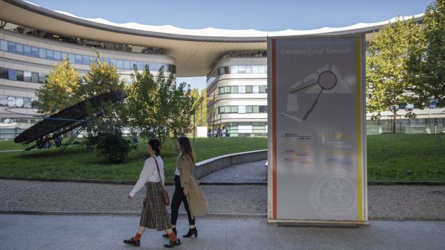 due studentesse viste di profilo