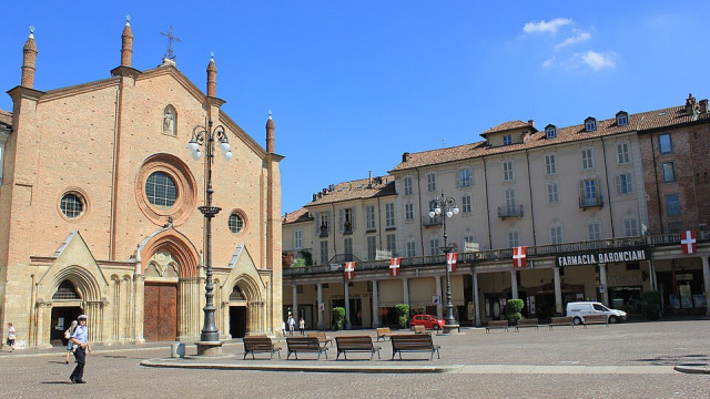 Piazza centrale della città di Asti