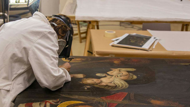 Restauratore al lavoro su un'opera artistica
