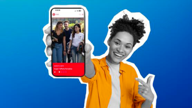 Ragazza sorridente che mostra il cellulare