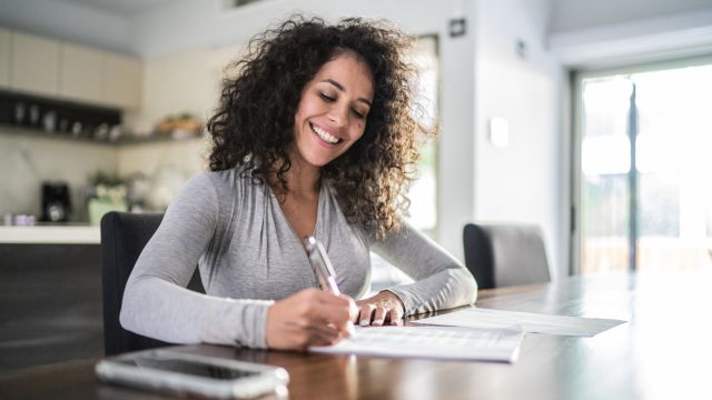 ragazza compila dei moduli