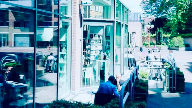 studenti seduti all'aperto che lavorano