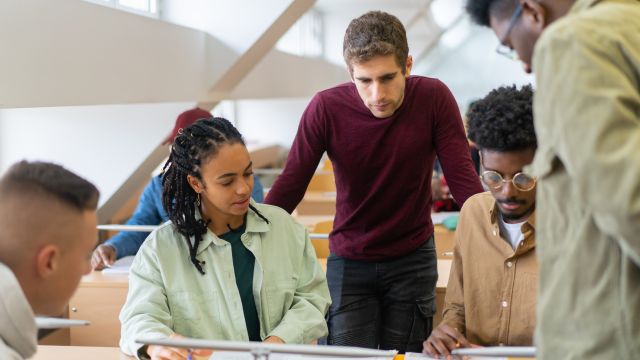 Studenti lavorano attorno a un tavolo