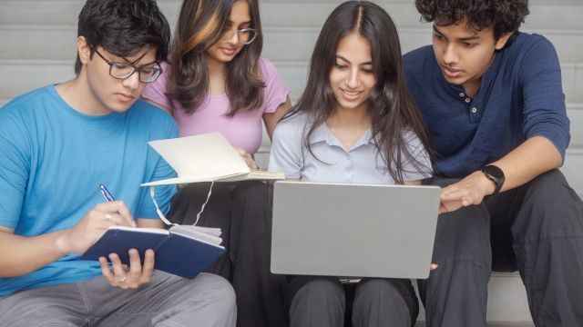studenti seduti su una scalinata