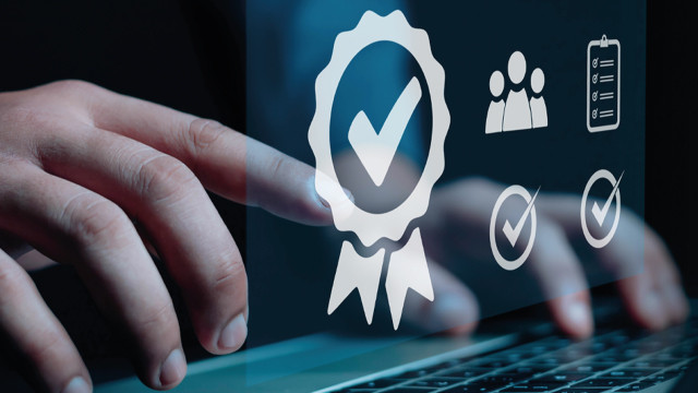 Mani sulla tastiera con open badge astratto