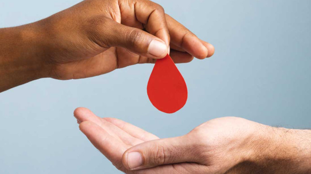 Goccia di sangue simbolica passata da una mano all'altra