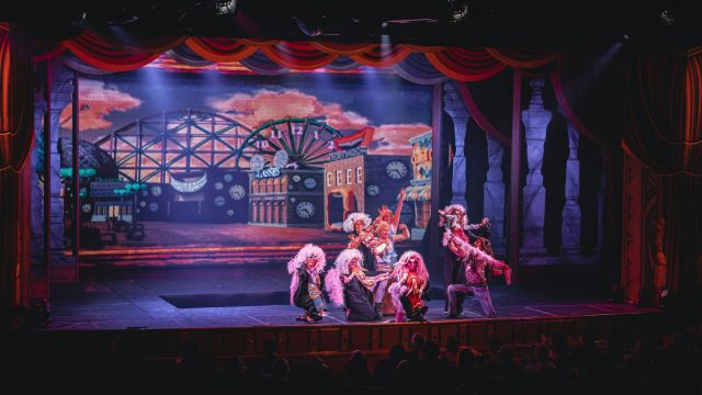 gruppo di attori su un palcoscenico teatrale