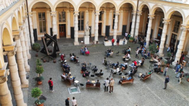 Il cortile del Rettorato con spettatori di un evento
