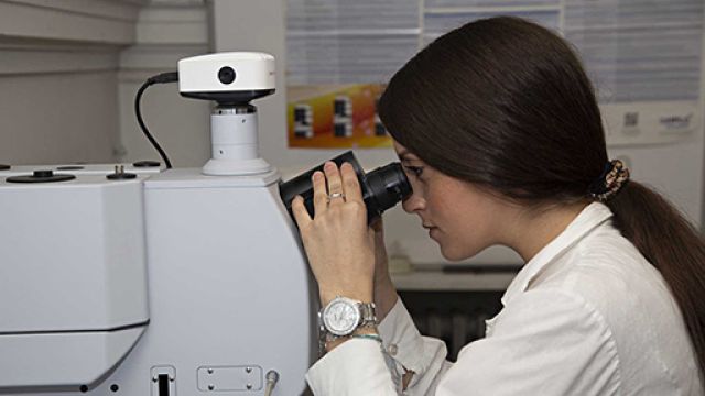 ricercatrice al microscopio