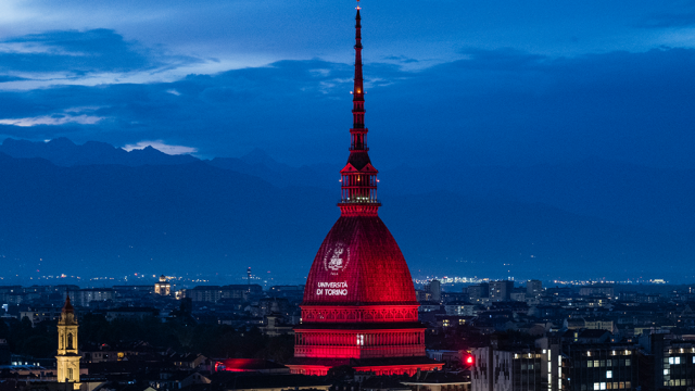 Nuovo logo di Ateneo foto notturna del nuovo logo UniTo proiettato sulla Mole Antonelliana illuminata di rosso