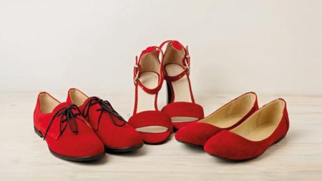tre paia di scarpe rosse