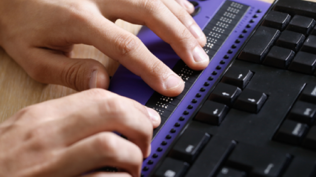 due mani che utilizzano uno strumento specifico per lettura su pc