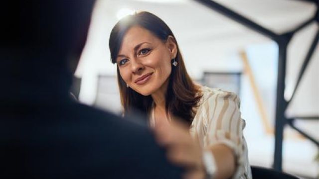 Persona femminile che accoglie una persona di spalla
