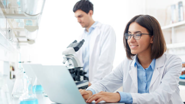 una ricercatrice e un ricercatore in un laboratorio scientifico