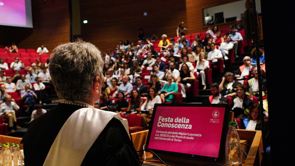 La prorettrice ripresa di spalle che parla al pubblico in occasione della Festa della Conoscenza