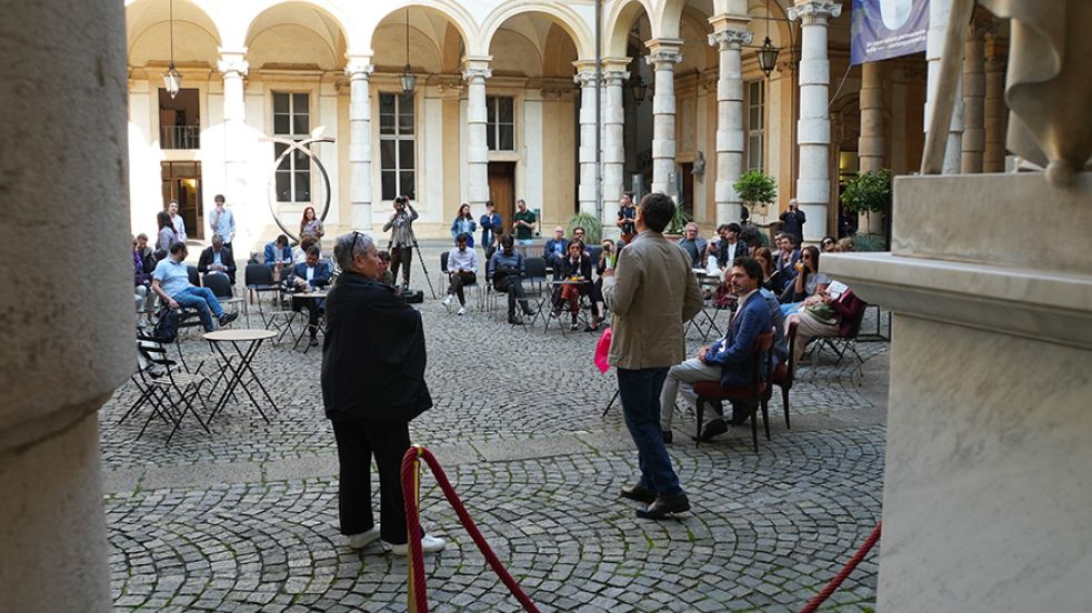 Panoramica del cortile del Rettorato mentre si dialoga davanti al pubblico