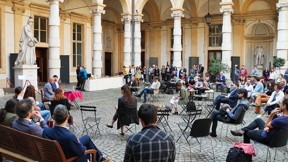 Panoramica del cortile del Rettorato mentre si dialoga davanti al pubblico