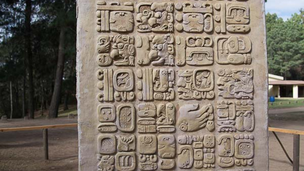 Guatemala - Iximche, Parco archeologico: stele Maya