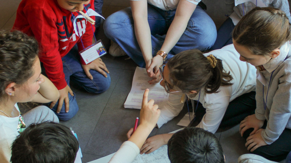 gruppo bambini e bambine che lavorano