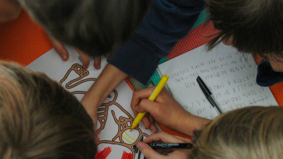 gruppo bambini che disegnano