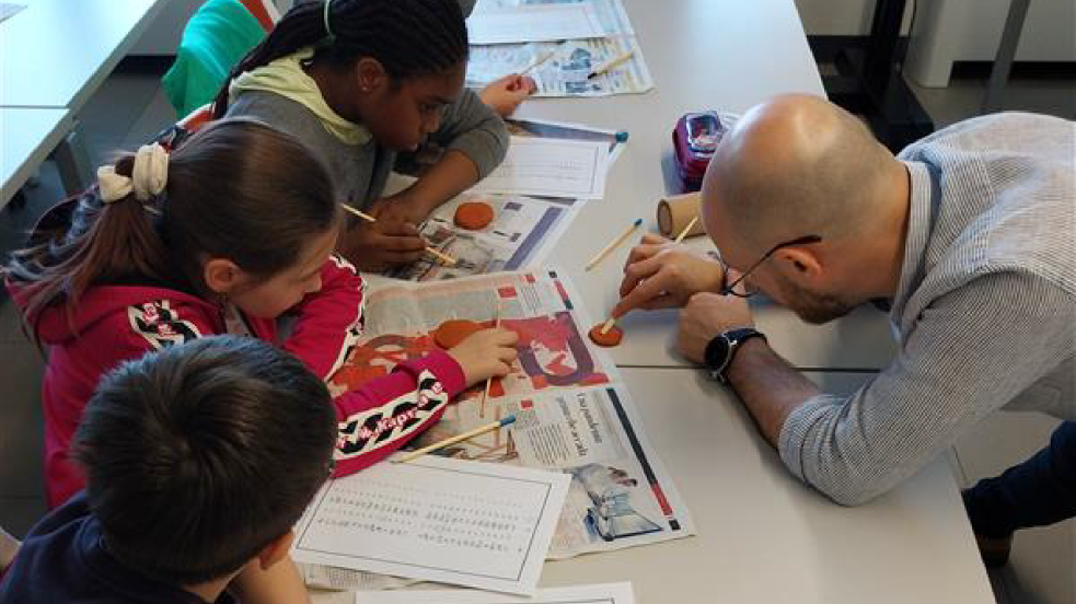 Gruppo di bambini che lavorano con un docente