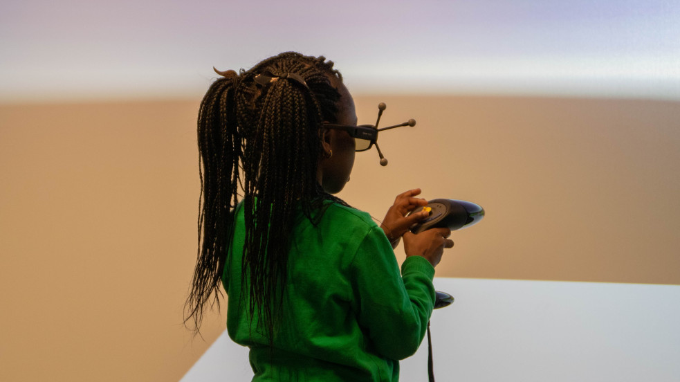 bambina con gioco elettronico