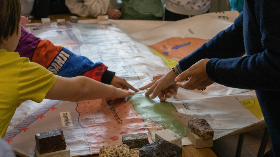 gruppo bambini che lavorano