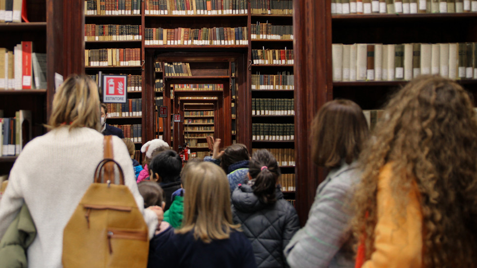 bambini visitano la biblioteca Graf