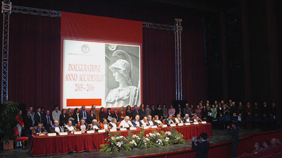 Il tavolo delle Autorità e i premiati