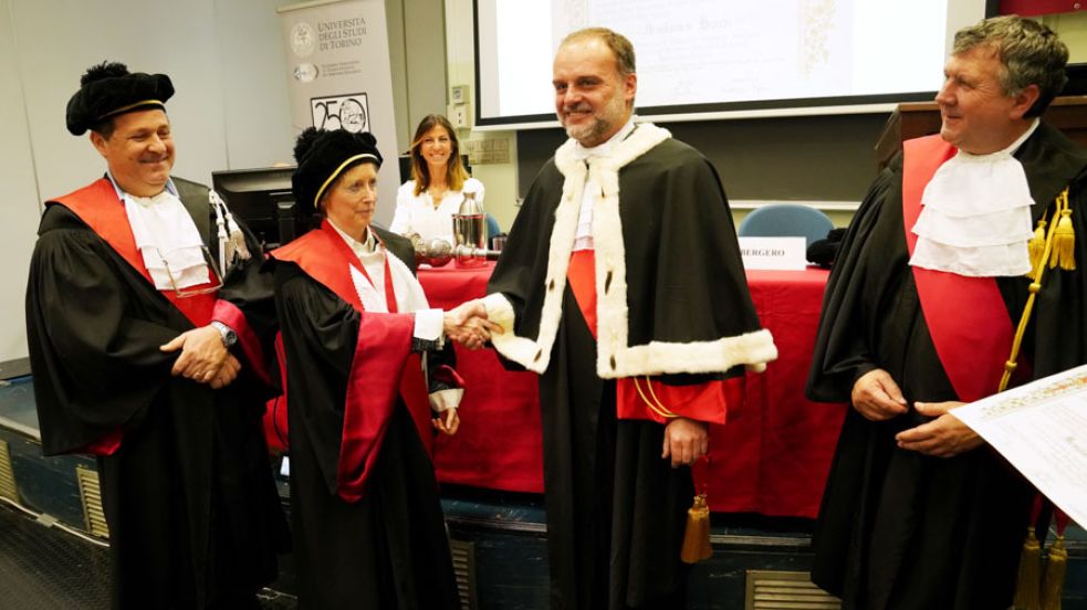 Stretta di mano tra il Rettore Stefano Geuna ed Emiliana Brocchi 