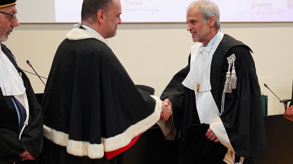 Il Rettore Stefano Geuna che stringe la mano di Horst Bredekamp