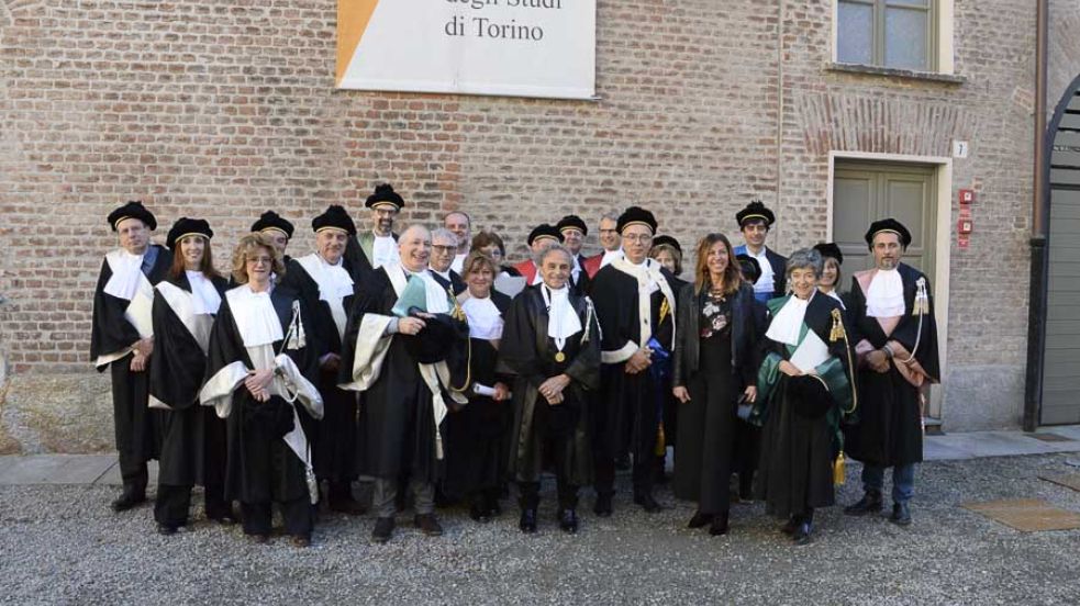 Foto di gruppo (presenti Ugo Nespolo, la Direttrice Generale Loredana Segreto e i docenti)