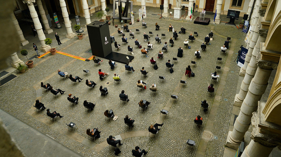 Vista dall'alto di persone nel cortile del rettorato durante la maratona di letture