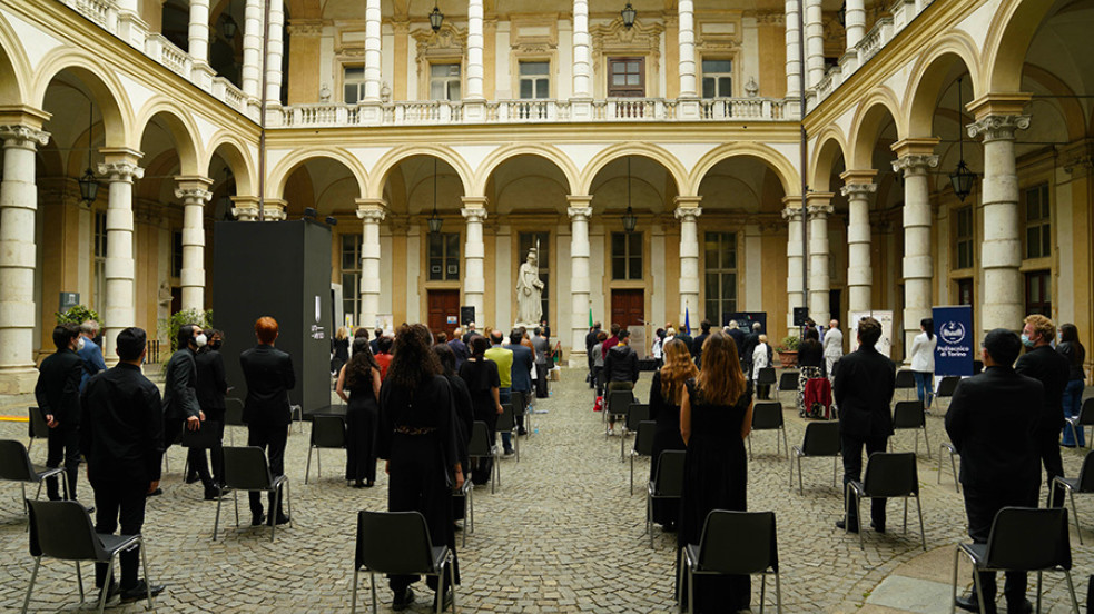 Persone disposte a scacchiera nel cortile del rettorato in occasione della maratona festa della repubblica