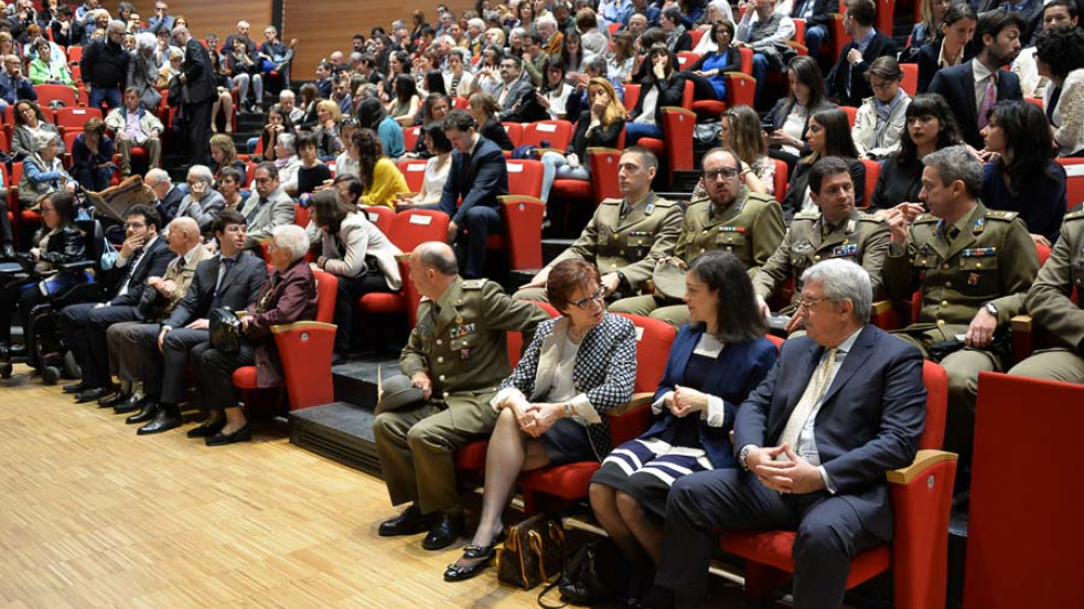 Pubblico che assiste alla cerimonia