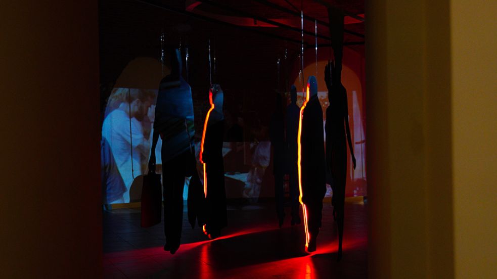 Interno buio della mostra