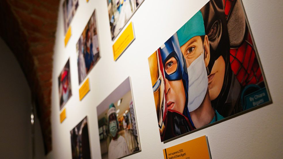 Oggetti in mostra appesi al muro