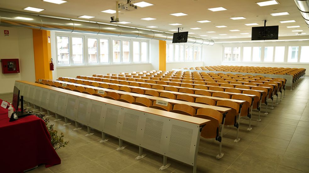 Aula universitaria vuota