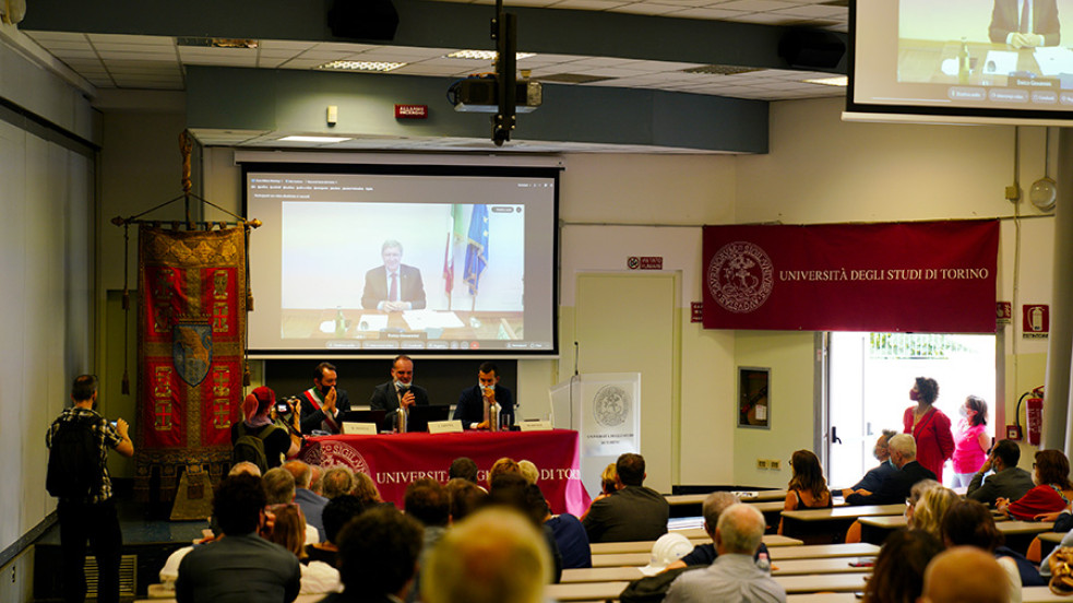 Spettatori in aula che ascoltano gli interventi dei relatori