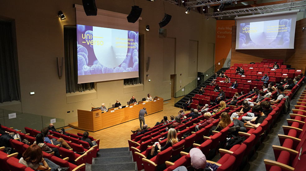 Pubblico presente in aula magna con relatori al centro del palco