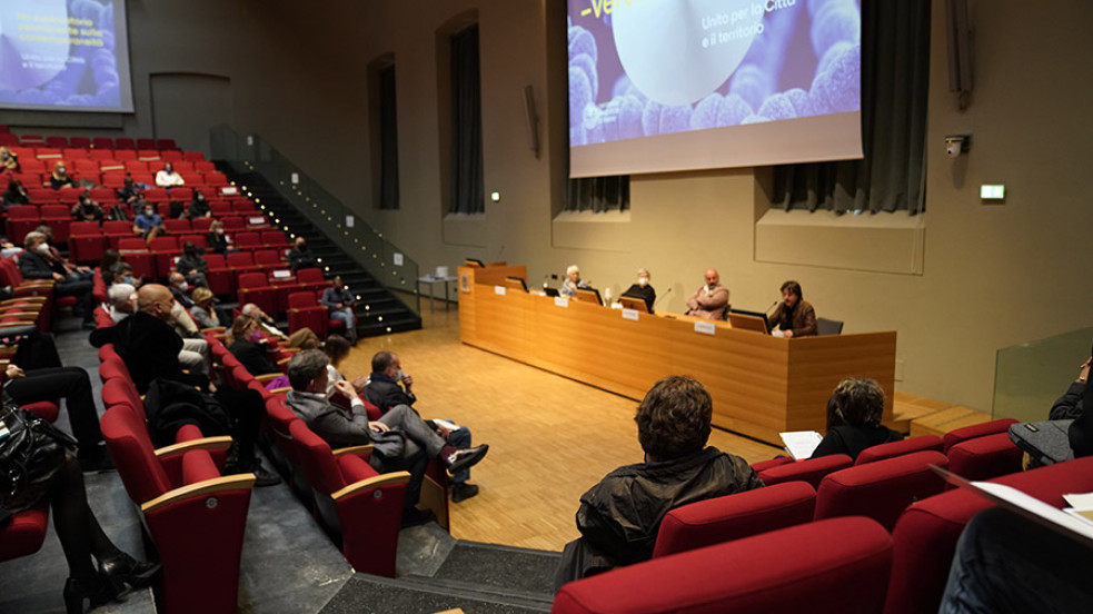 Pubblico presente in aula magna con relatori al centro del palco