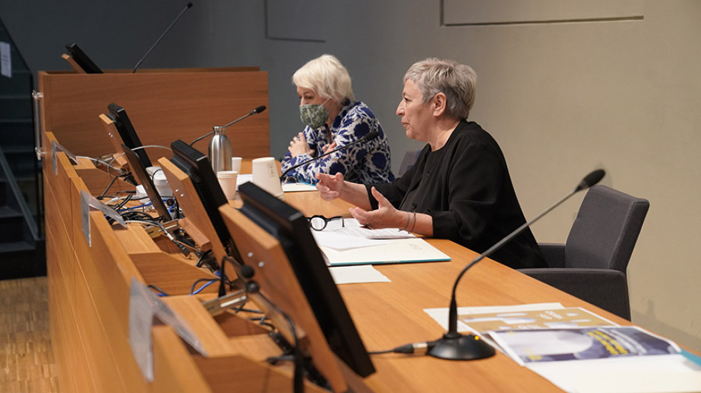 Relatori e relatrici di fronte al pubblico in aula magna