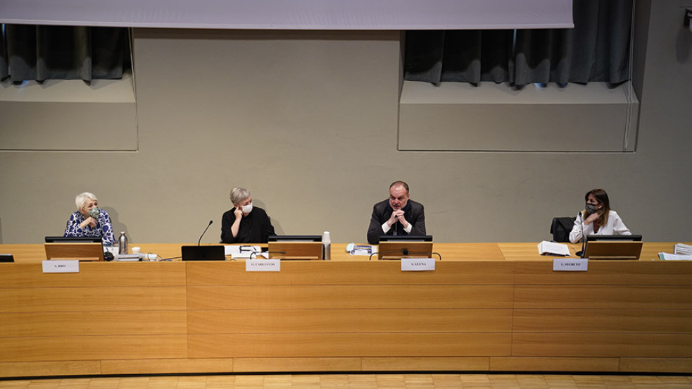 Pubblico presente in aula magna con relatori al centro del palco