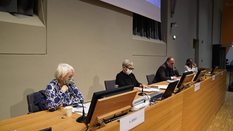 Pubblico presente in aula magna con relatori al centro del palco