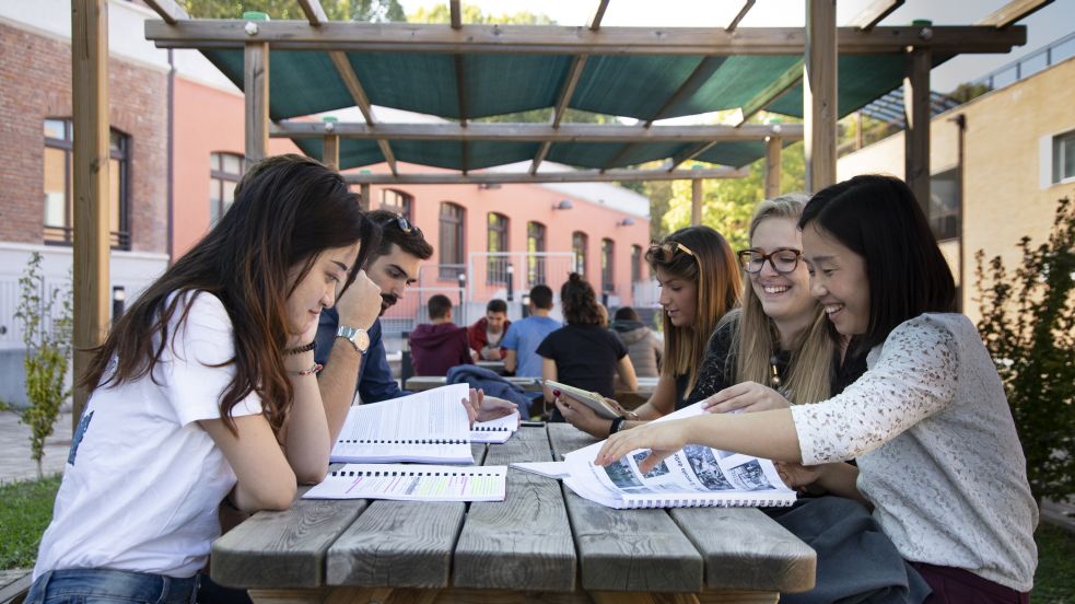 Momento di studio in spazi esterni al Campus Luigi Einaudi
