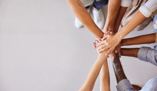 persone con le mani sovrapposte 