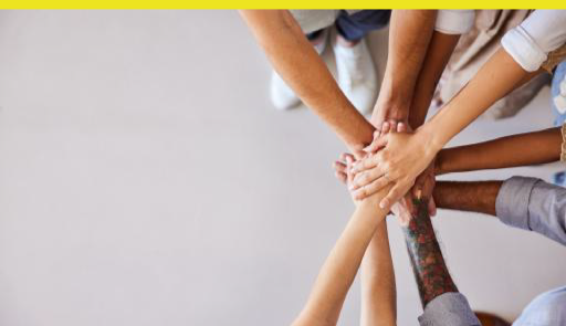 persone con le mani sovrapposte 