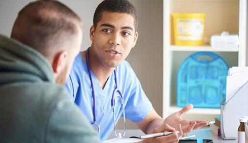 Medico che parla con un paziente