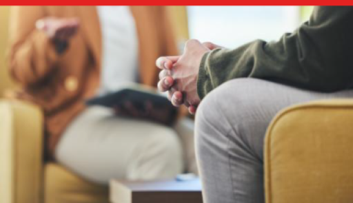 Due persone sedute che dialogano