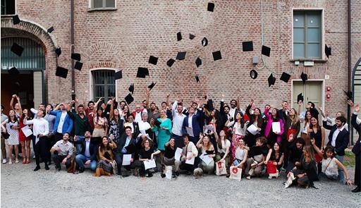 foto di gruppo di persone nel cortile della Cavallerizza